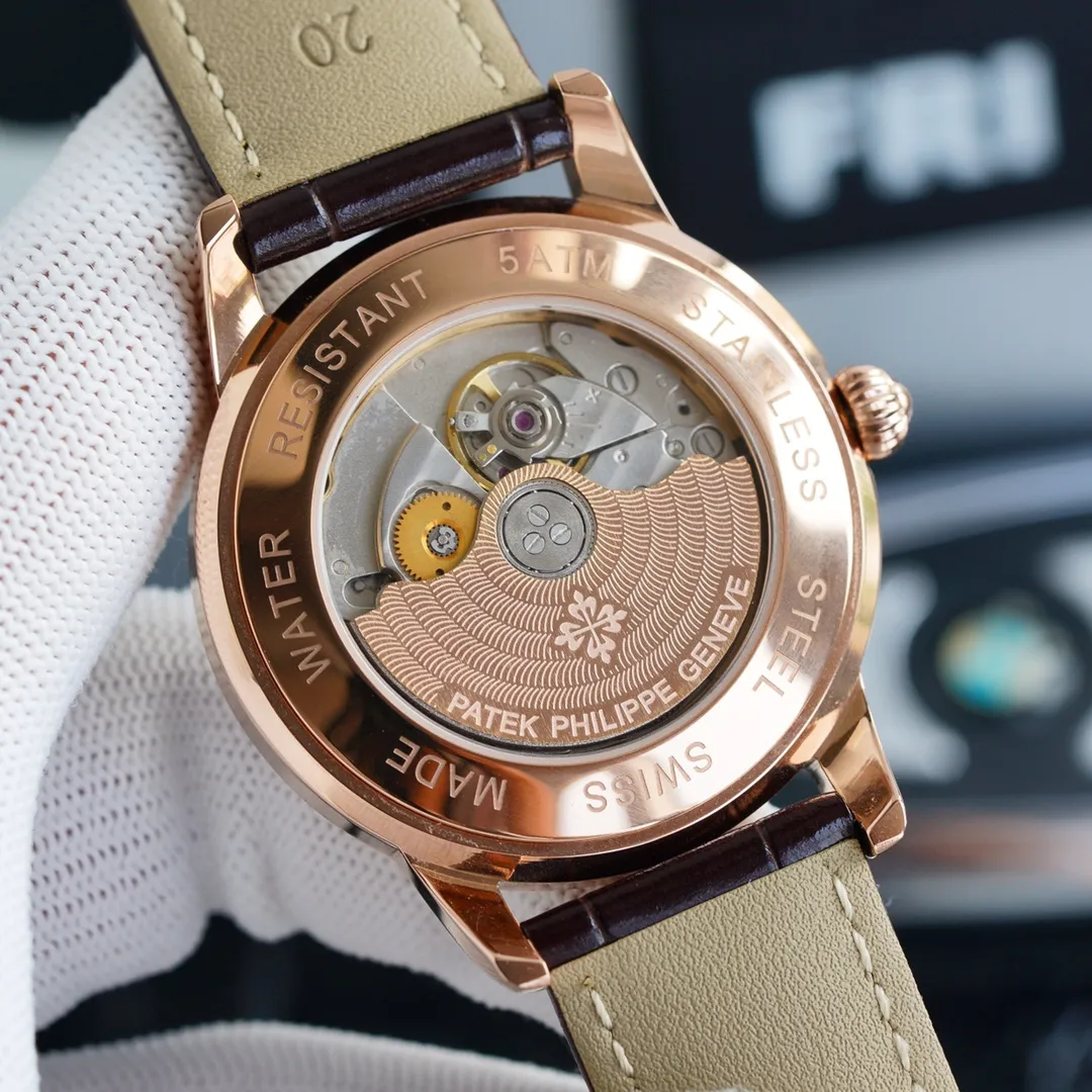 Patek Philippe 🌆🌆 is the first to sell hot new styles, Patek Philippe’s new steel pot lid ⚡️⚡️ took up to 6 months! Ultra-thin men's automatic mechanical watch, using imported original 9015® movement, vibration frequency of 28,800 times per hour, zero repair quality, original size of 40mm in diameter, ultra-thin craftsmanship of 8mm, (❤️can be matched with calfskin imported from Xin Italy!) The pot lid is made of glass! Super waterproof to 50 meters! The same style at the counter, one-to-one reproduction! Bring him with you to show off his sharp edge and extraordinary style! Dazzling brilliance, eternal dignity. ⚠️Please look for exclusive quality
